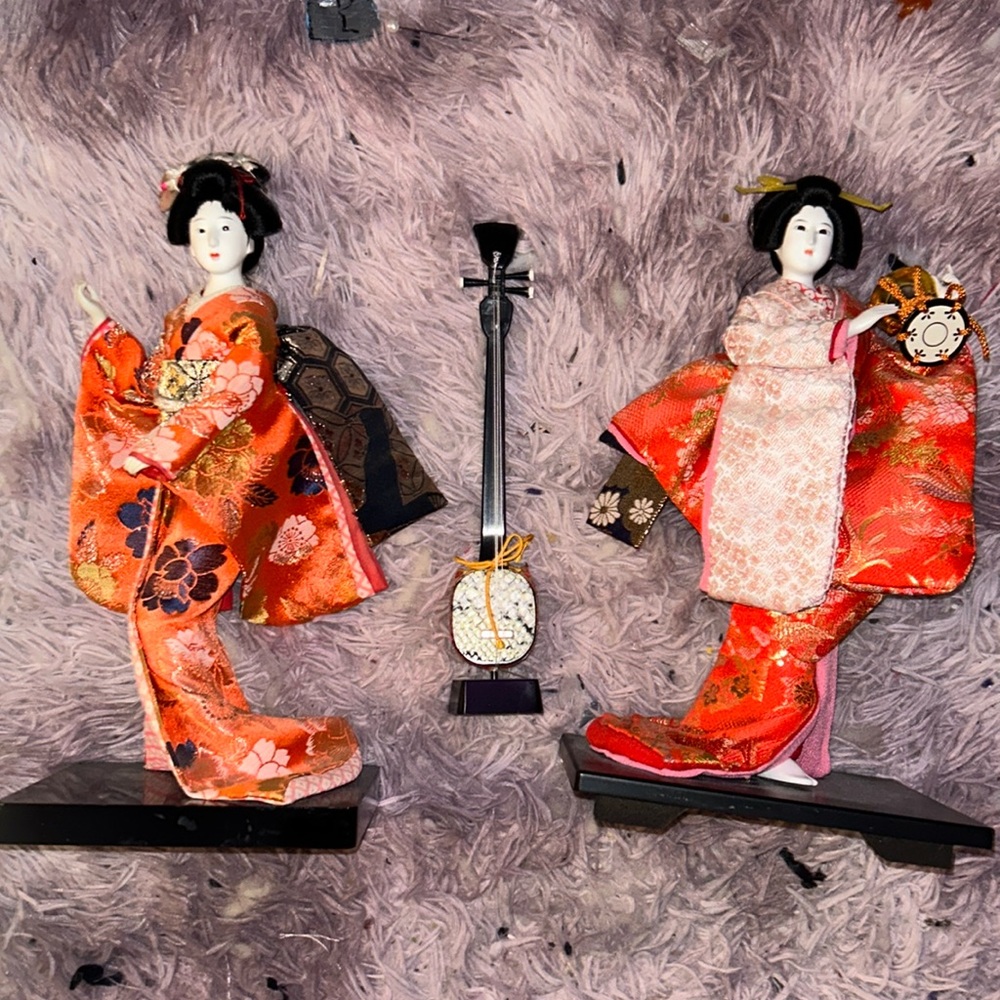 Pair of geisha dolls